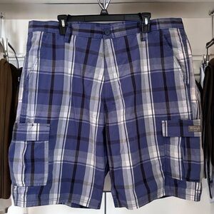 WRANGLER CARGO SHORT. SIZE 40. PLAID 100% COTTON. GREAT PRE-LOVED CONDITION